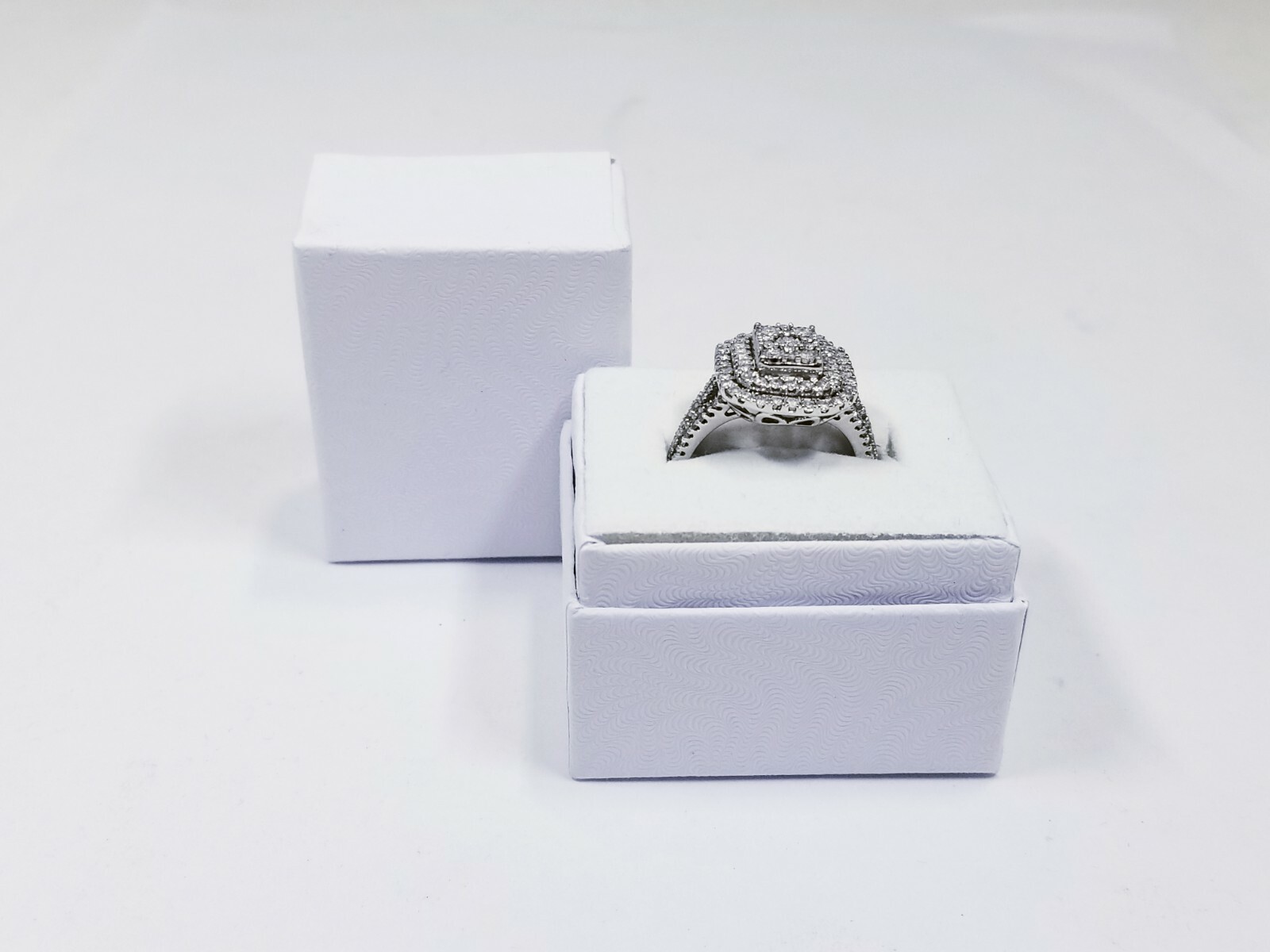 10kt White Multi Diamond Ring Stamped CJ Sz 7.5 – 4.6 Grams TW