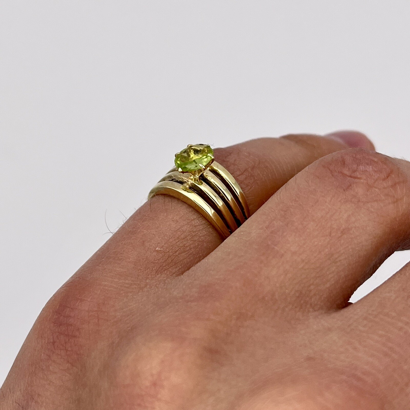14K Yellow Gold Oval Peridot Ring, Size 6.5, 0.86ct, 4.0G
