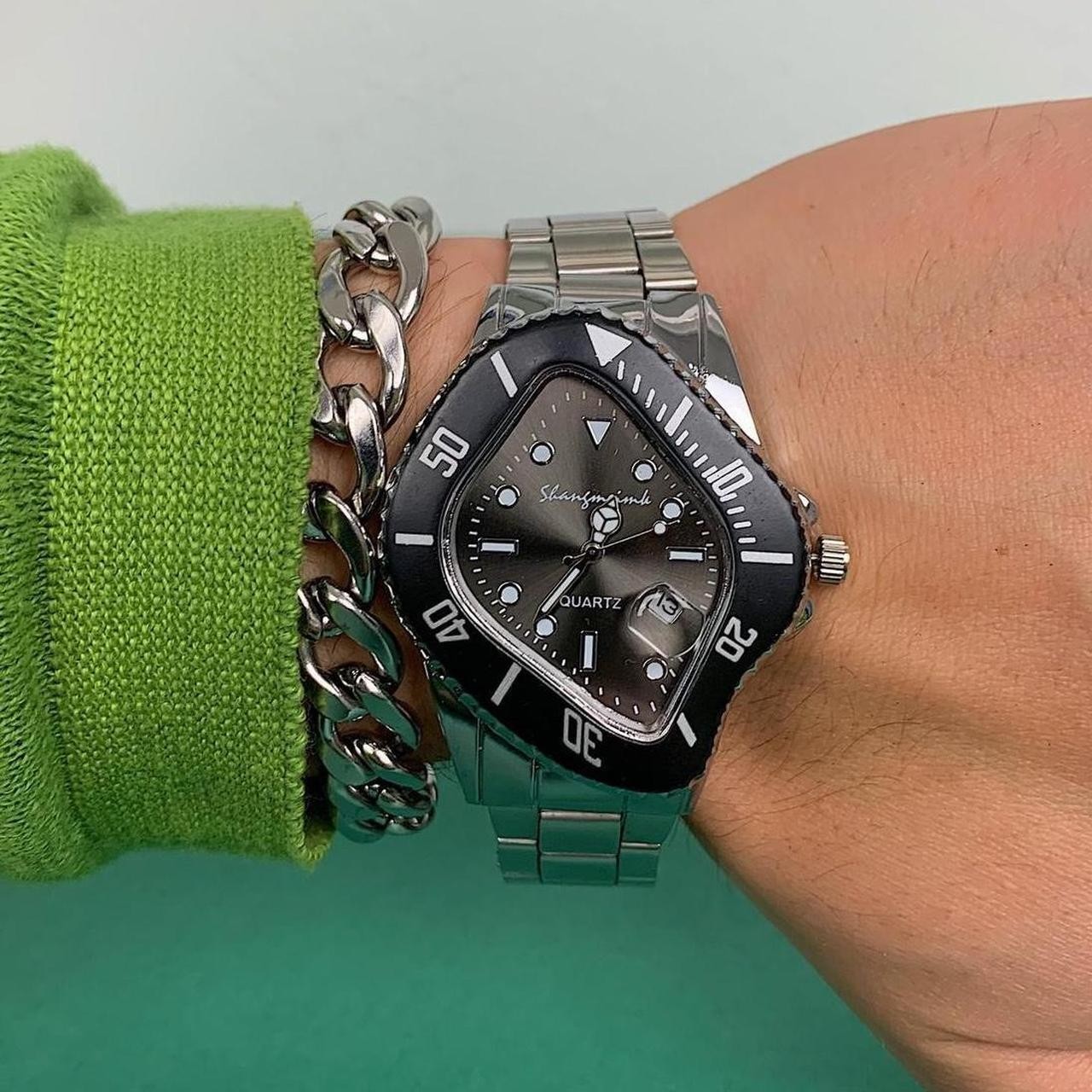 Classy essential minimalist stainless steel futuristic black watch
