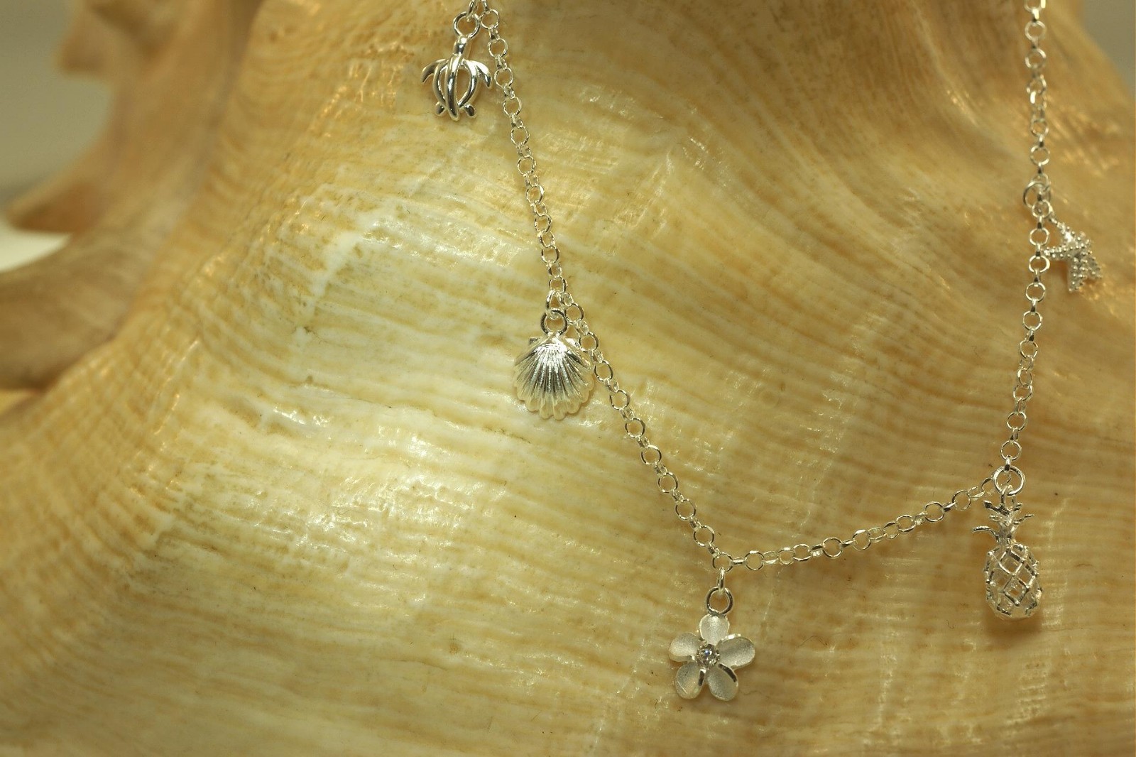 SOLID 925 SILVER MIXED 6 PETITE HAWAIIAN CHARMS DC ROLO BRACELET 6.5″-7.5″ ADJ