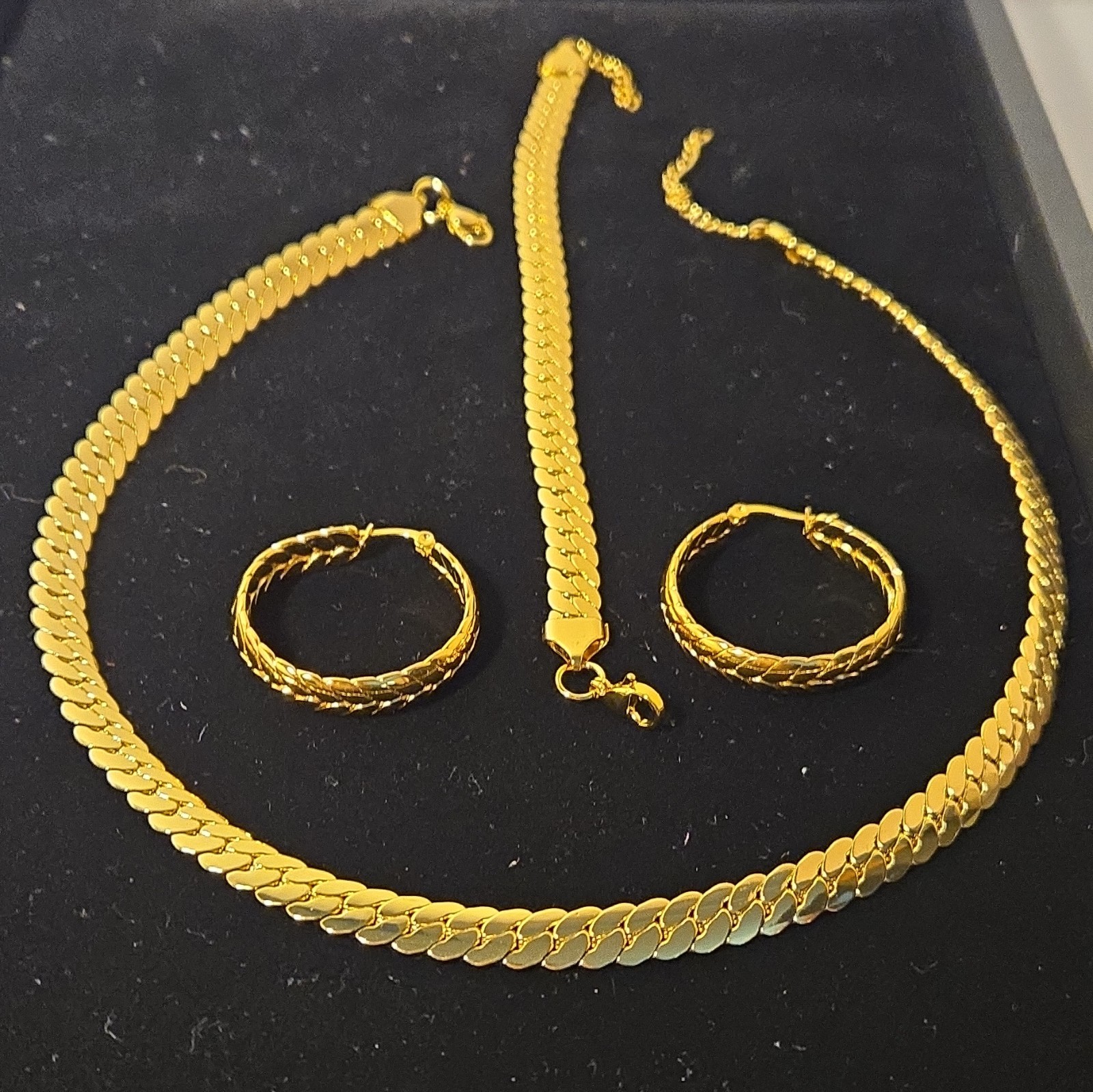 Gold Tone 3-Piece Jewelry Set Necklace Bracelet Hoop Earrings