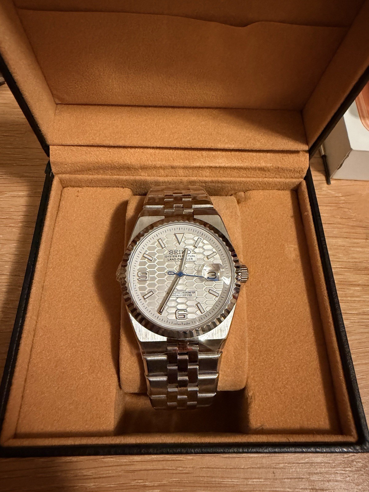 Seiko Land-Dweller Automatic 41mm Silver Honeycomb Dial Date Steel Bracelet