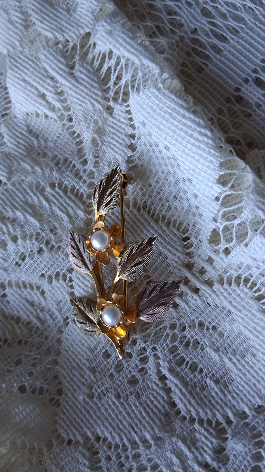 Vintage Black Hills 10k multi-color gold leafy pearl brooch