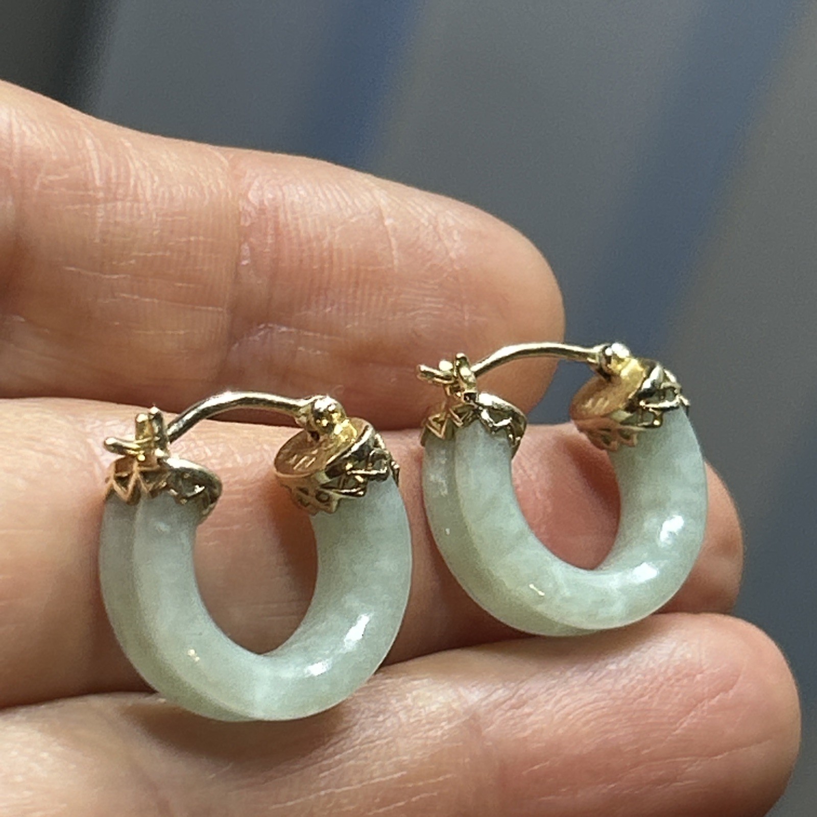 36. Vintage 14K Yellow Gold Light Green Jade Hoop Snap Earrings 17.4mm, 5.3g