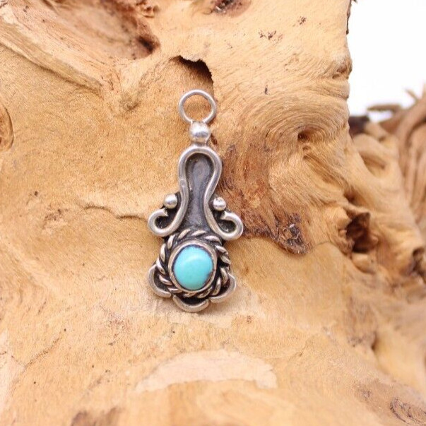 VINTAGE VICTORIAN STYLE PENDANT WITH TURQUOISE STONE 12.8×26.4mm 3.35gms (GI2)