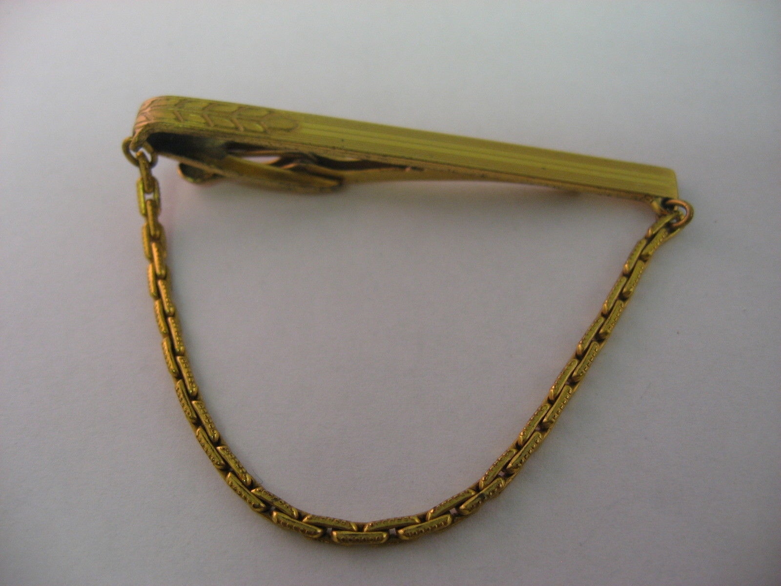 Vintage Gold Tone Men’s Tie Bar Clip w/ Chain Etched Wheat Leaf Design USA Made