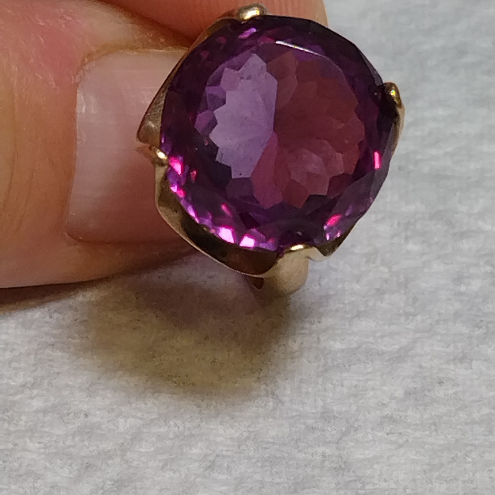 VTG Gold Tone Cocktail Ring Large Oval Faux Amethyst Purple Faceted Stone 6.5