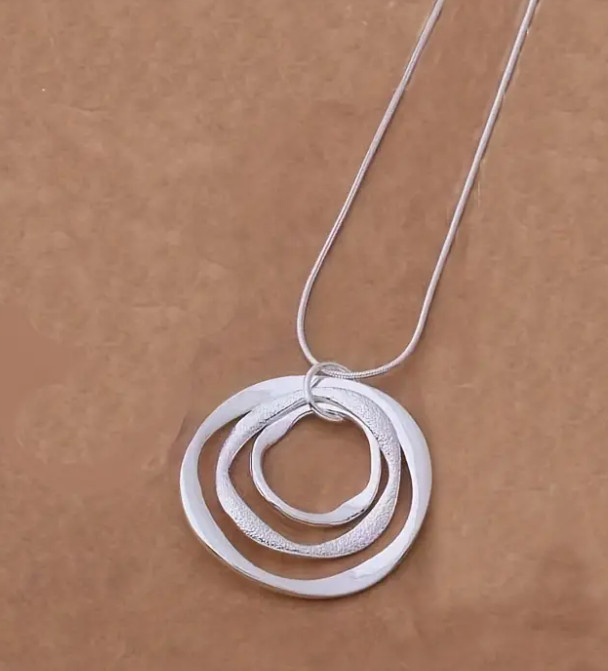Beautiful Statement Piece – Three Circle Irregular Geometric Necklace – Silver