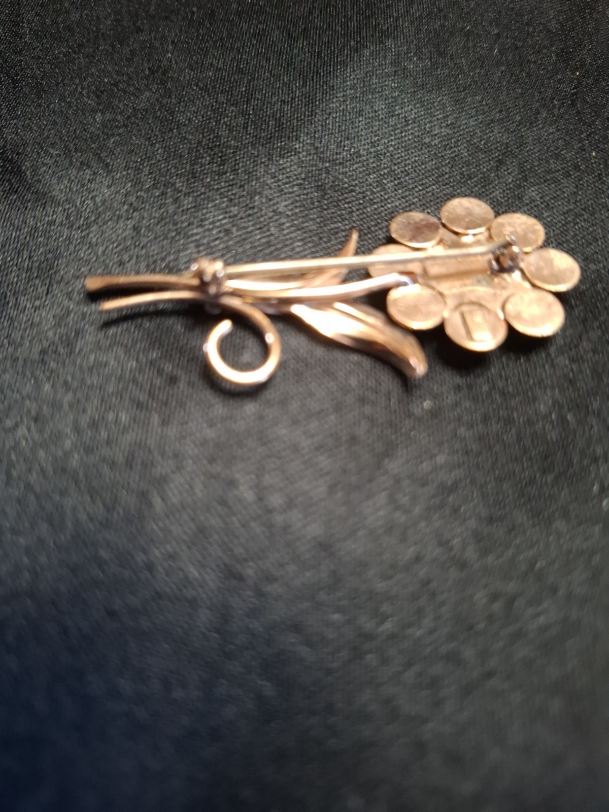 Vintage 12k gold filled Daisy broch with a green stone in the center