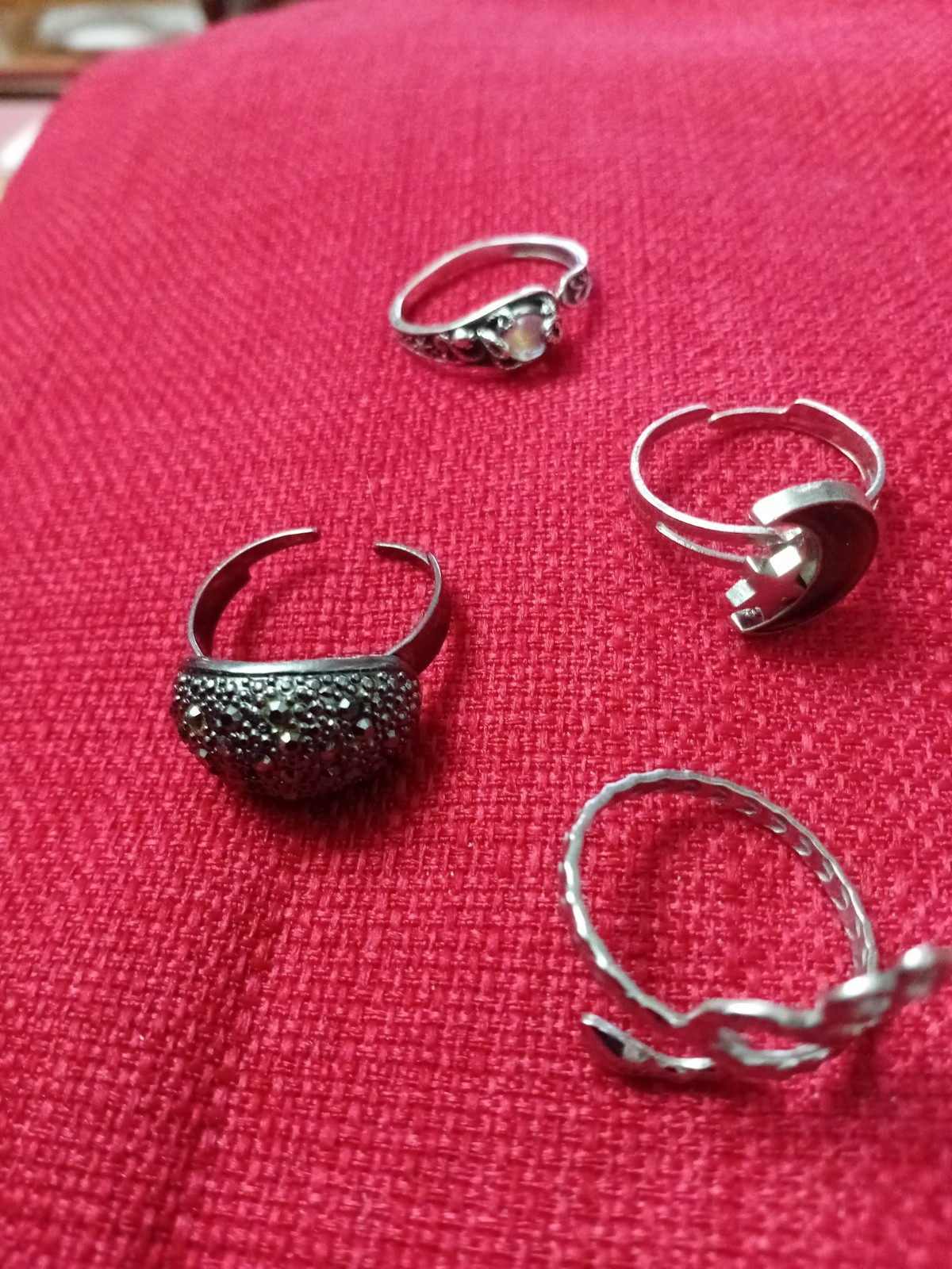 6 Used Ladies Dress Rings 5 One Size 1 Size P .