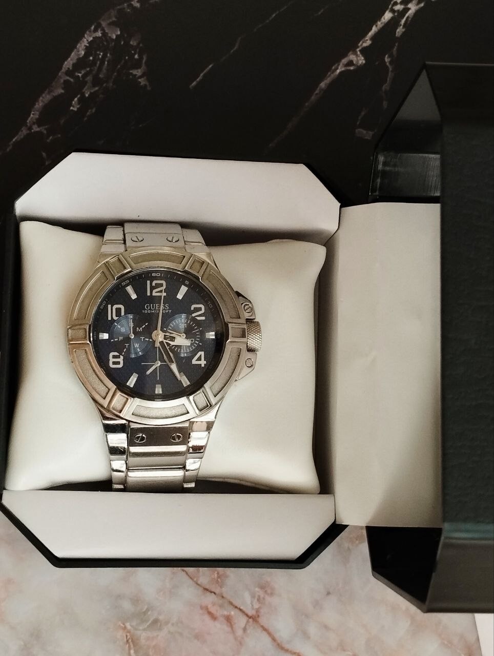 GUESS W0218G2 MENS SILVER STAINLESS STEEL WATCH WITH CASE GREAT CONDITION