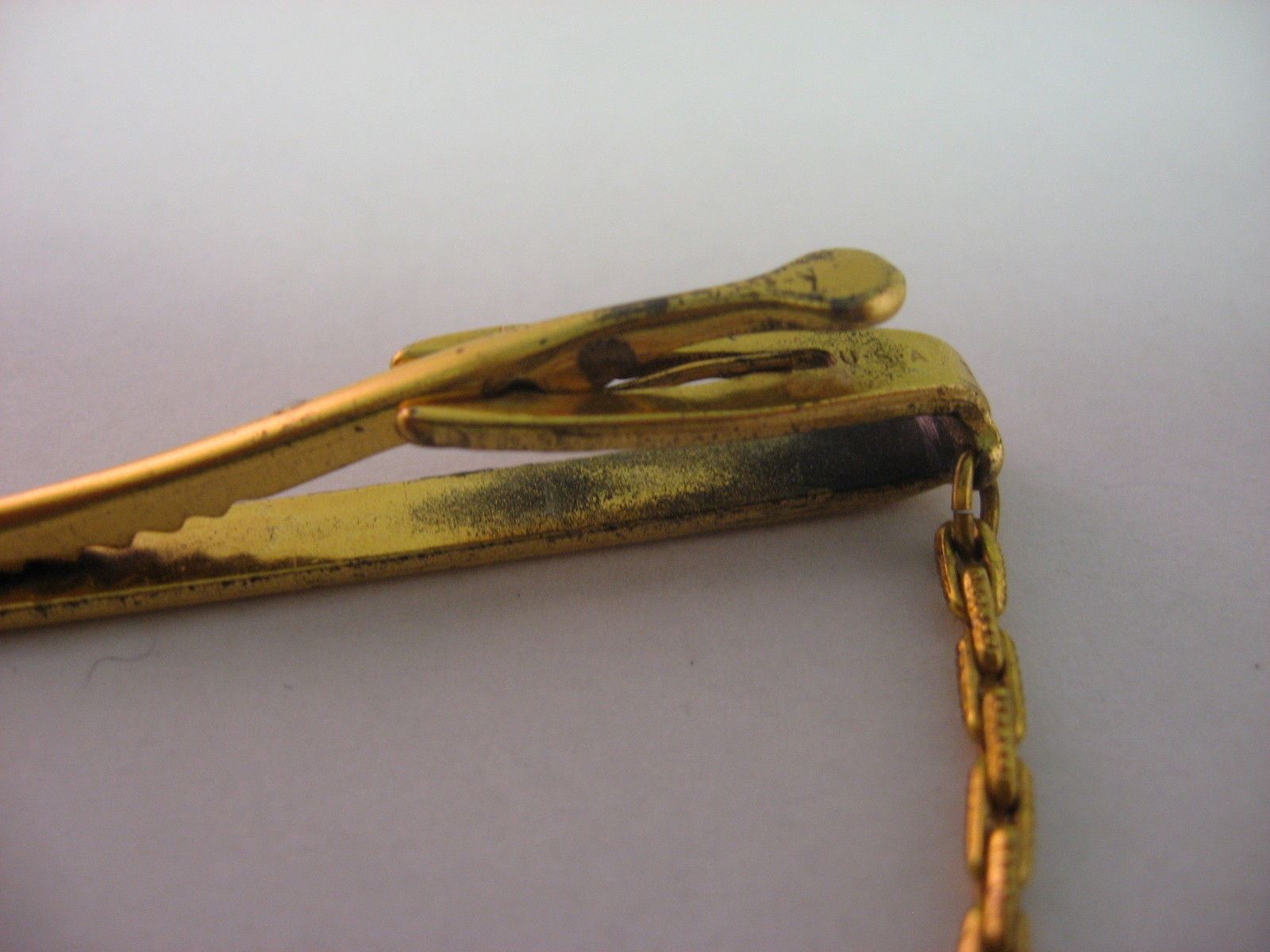 Vintage Gold Tone Men’s Tie Bar Clip w/ Chain Etched Wheat Leaf Design USA Made