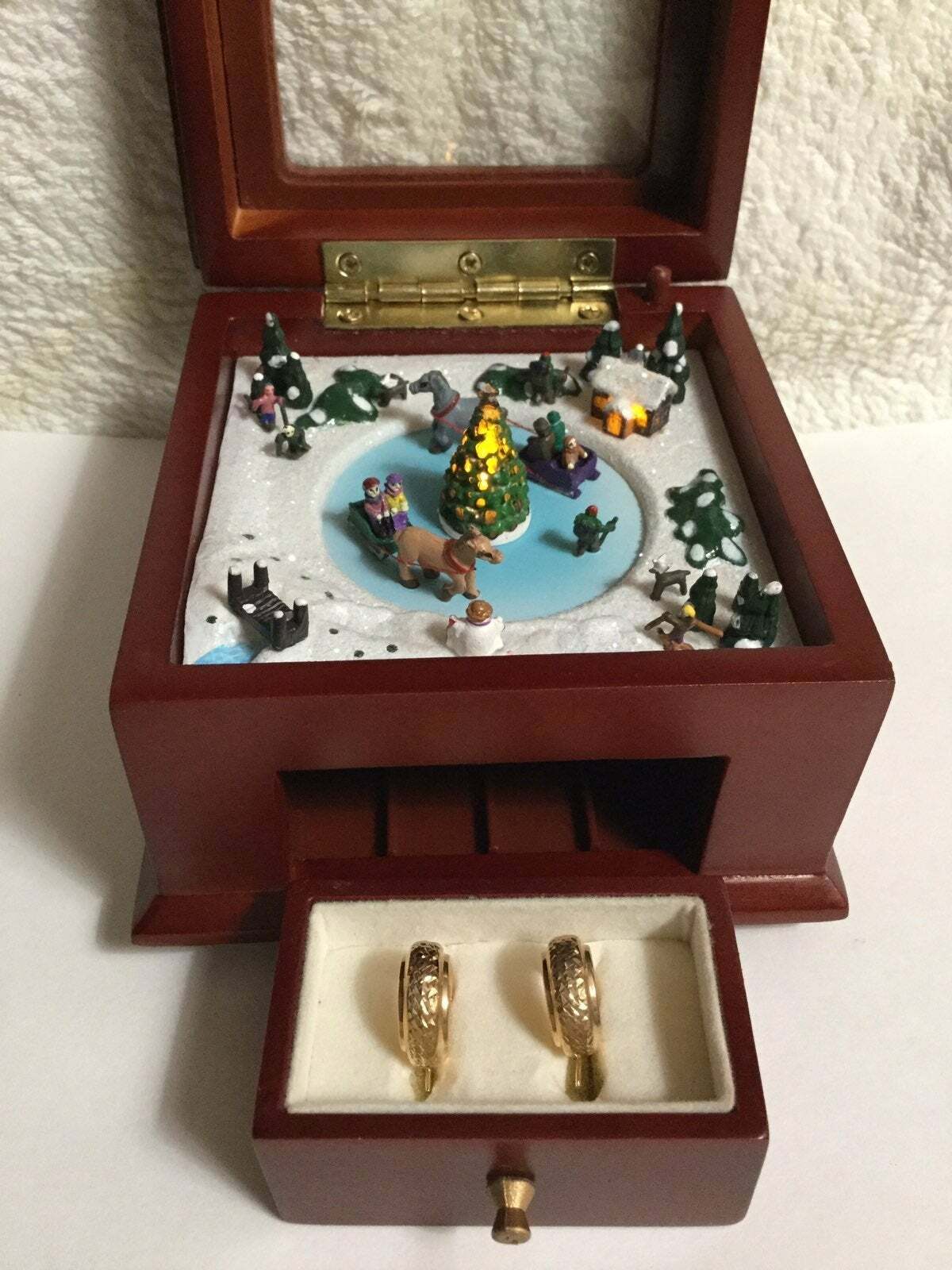 14KT Yellow Gold Diamond-cut Bolivia Earrings in a Musical Carousel Jewelry Box