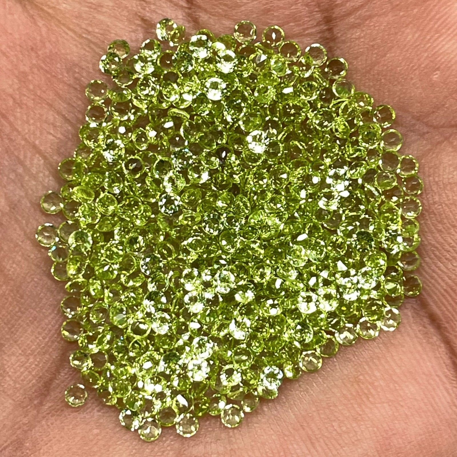 VVS 100 Pcs Natural Peridot 2.3mm Round Brilliant Cut Calibrated Loose Gemstones