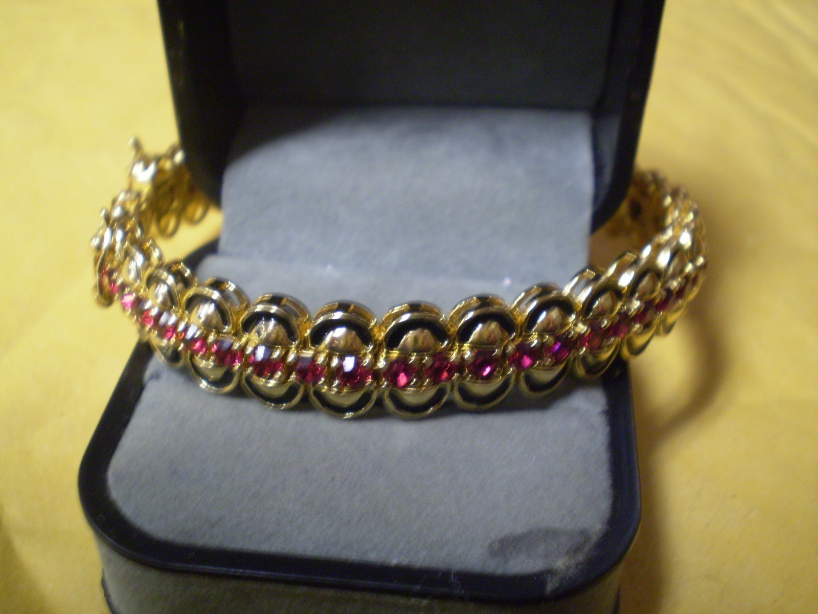 Signed Joan Rivers Vintage Ladies Faux Ruby Jacket Bracelet 25.0 grams