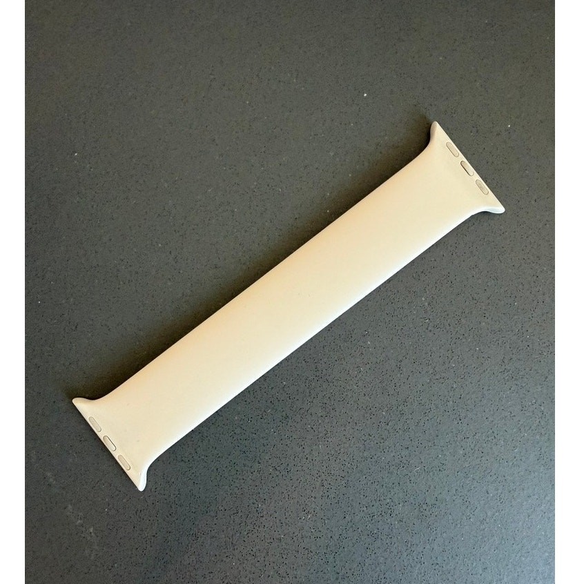 Apple Watch Solo Loop Band 45mm Starlight Beige Size 4 Liquid Silicone