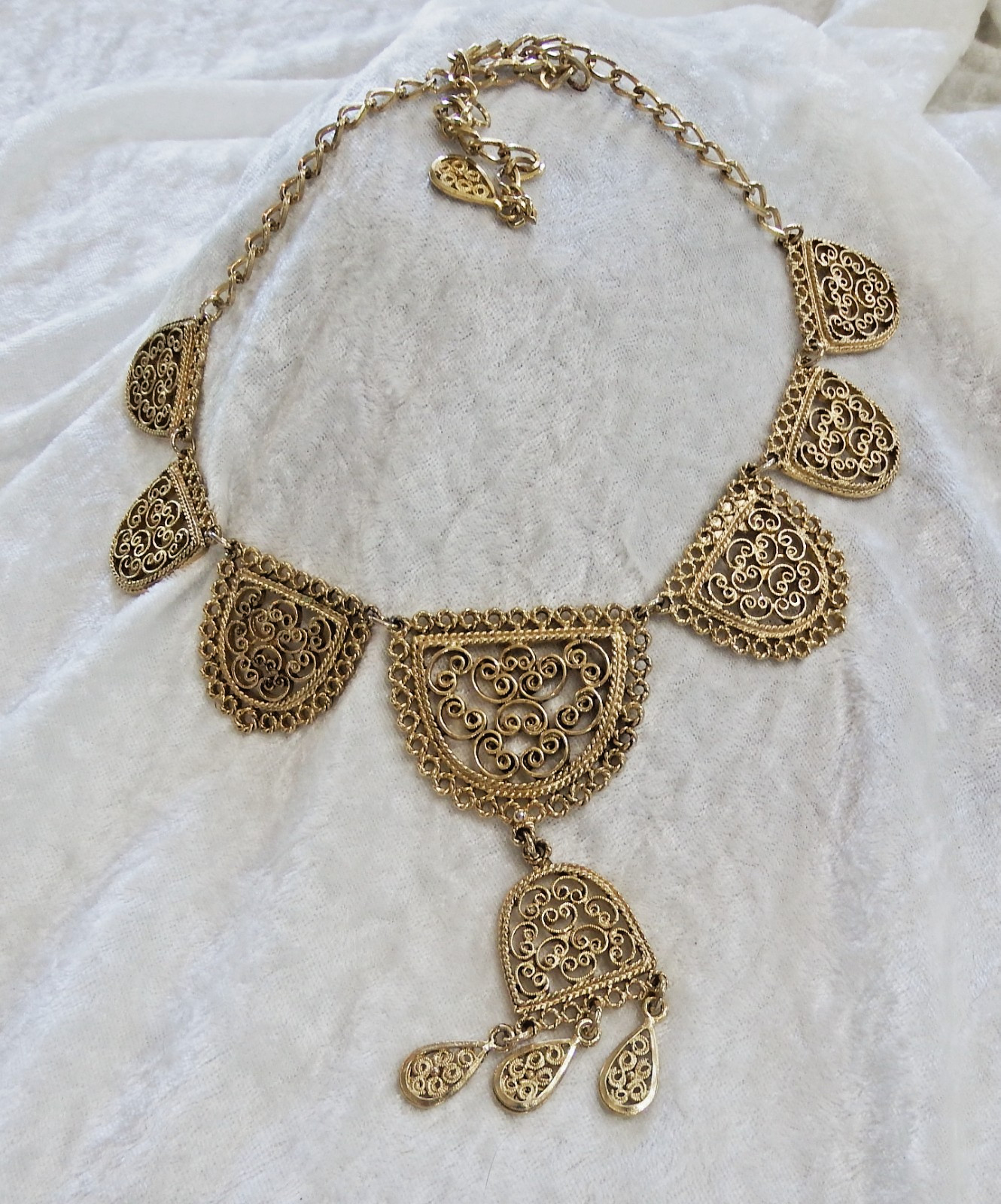 VINTAGE GOLD TONE METAL FILIGREE DANGLE NECKLACE
