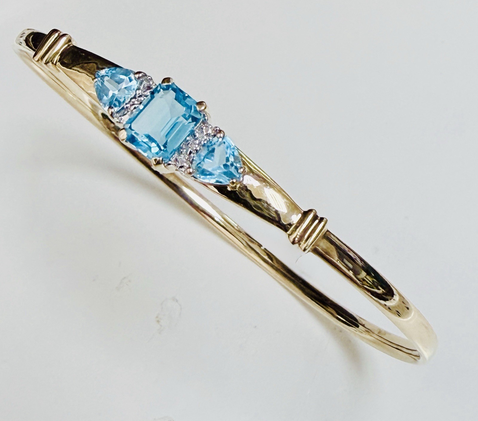 10K Solid Yellow Gold Bracelet With Blue Gem & Diamonds ~ 7 inches ~ 6 Grams.