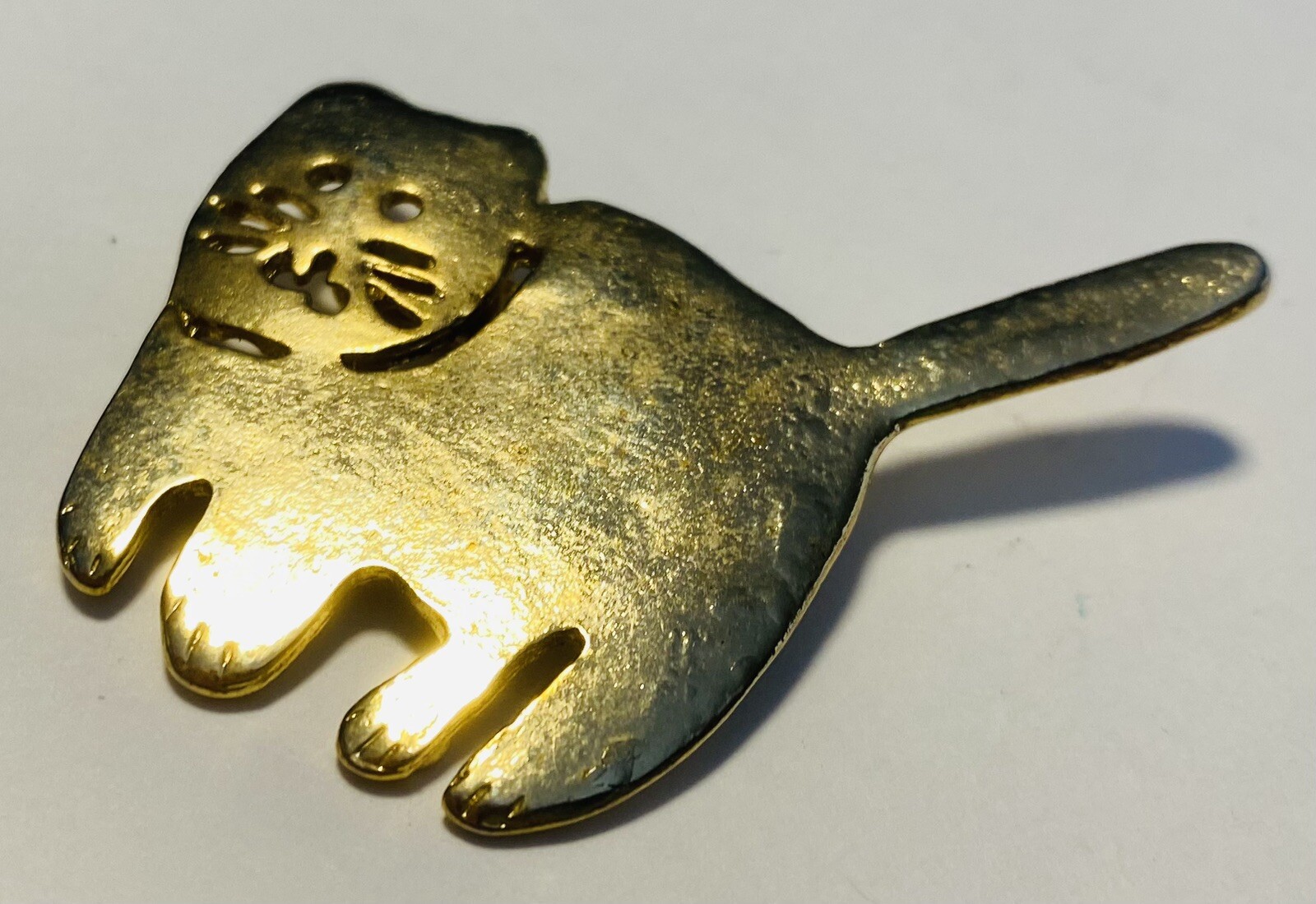 Vintage 1980’s Gold Tone Cat Brooch Pin Figural Jewelry Kitten Kitty 890