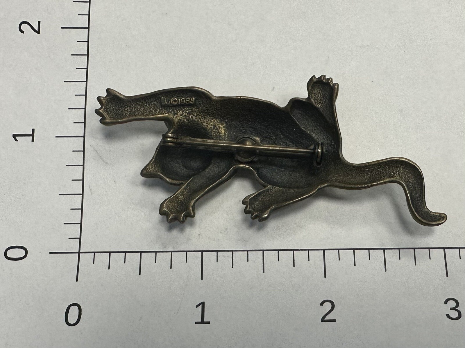 JONETTE JEWELRY COMPANY JJ 1988 TROUBLE Signed Brass Climbing Cat Brooch Pin Vtg