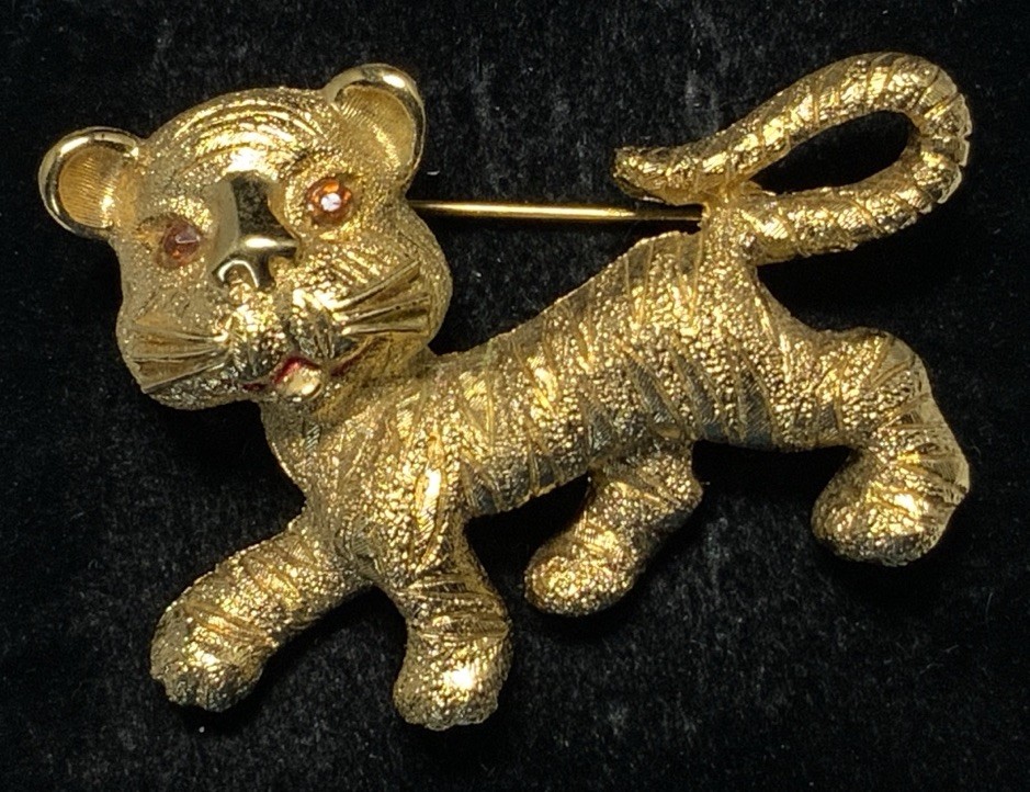 Monet Gold Tone Orange Rhinestone Eyed Cat Pin LY108