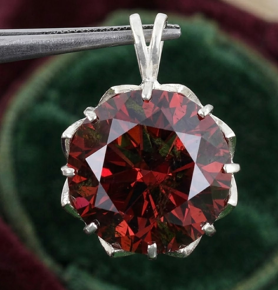 Lovely 20.00 Ct Certified Red Diamond Pendant, Tariffs FREE & matching Studs