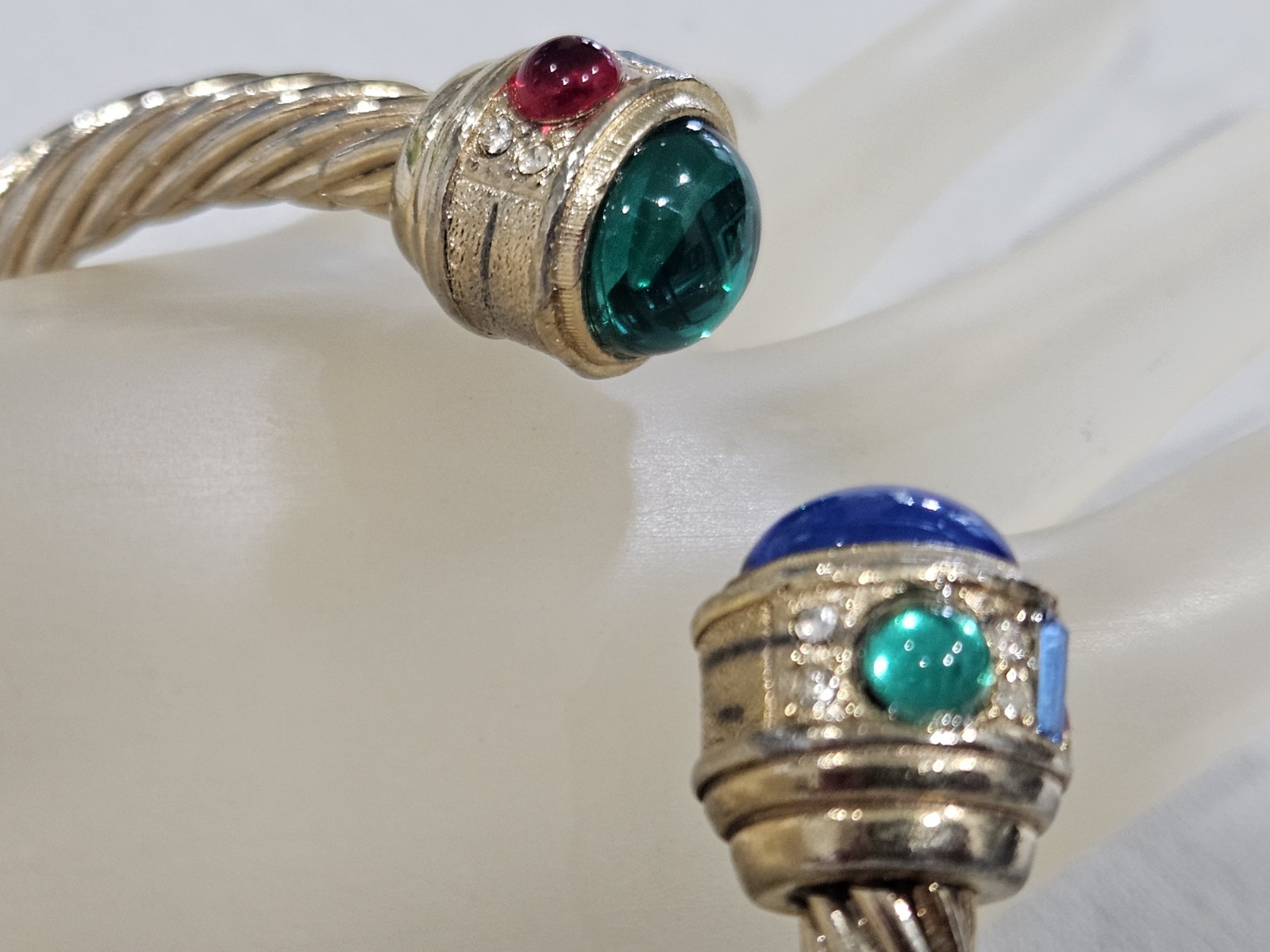 Beautiful Vtg gripoix Cabachon Blue Red Green gold tone cable cuff bracelet