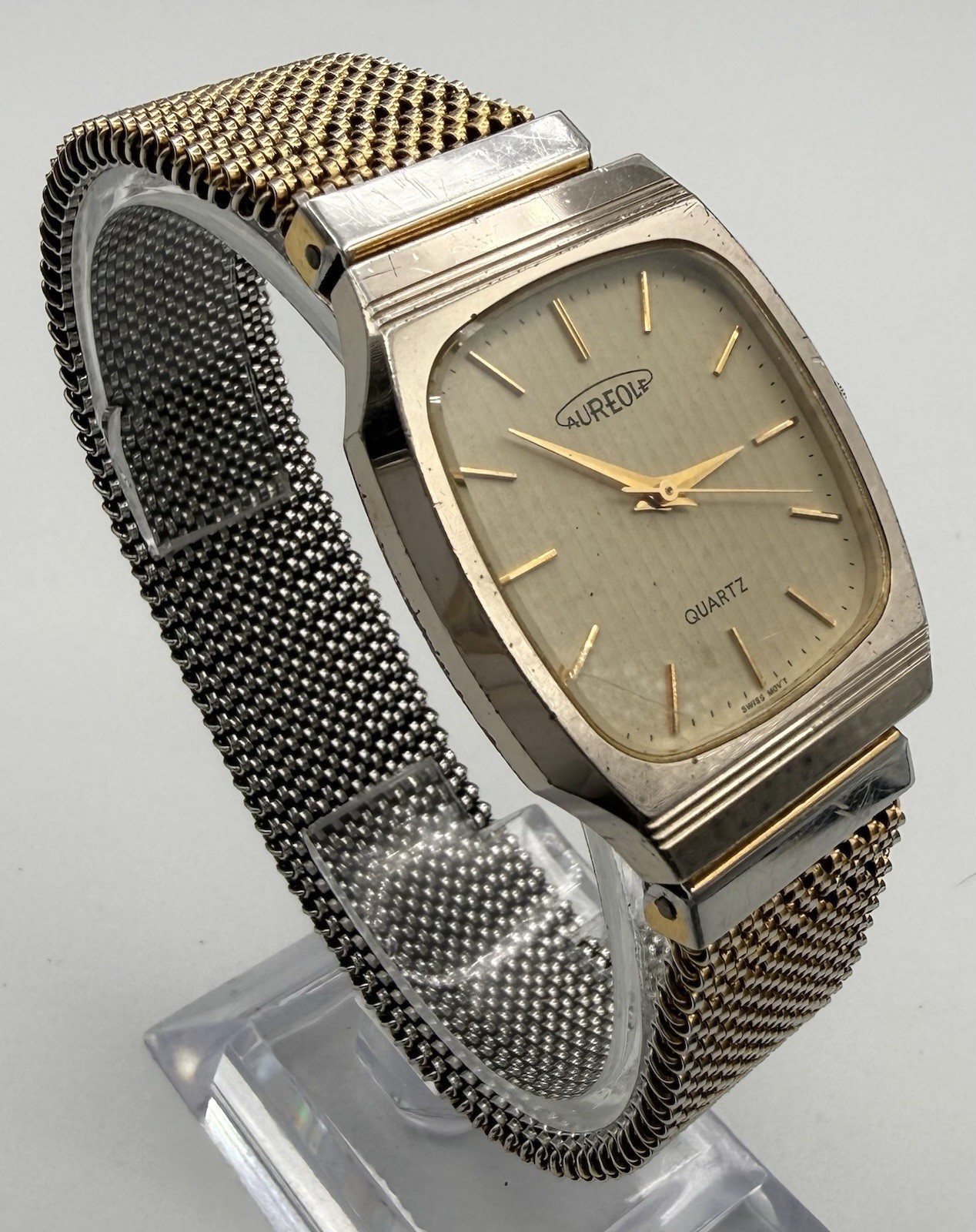 Aureole Quartz Gold Dial Wristwatch
