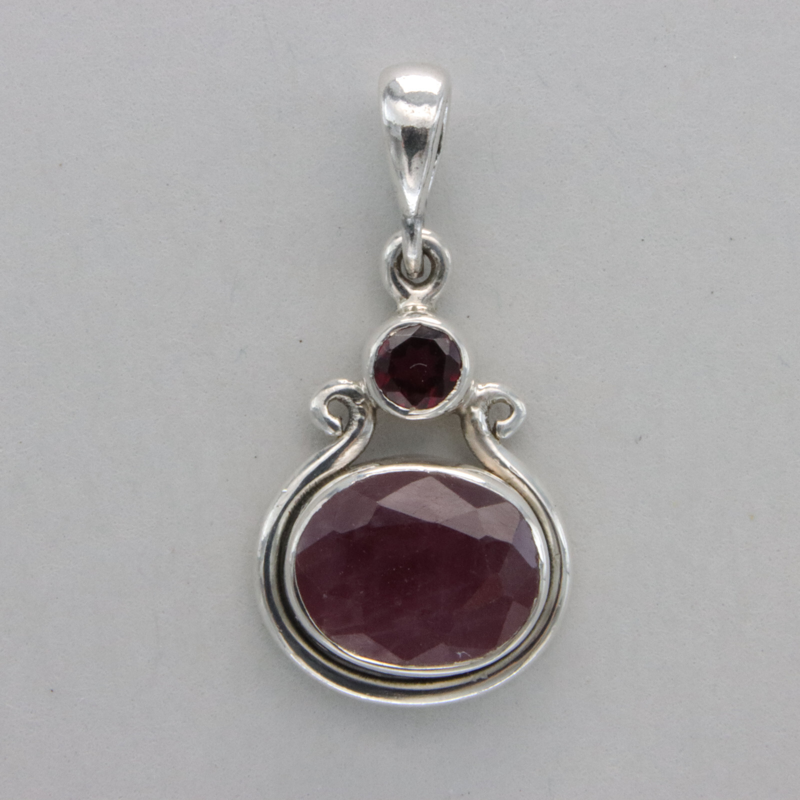 925 Sterling Silver – Oval Red Ruby & Garnet Pendant / Pendentif Rubis en argent