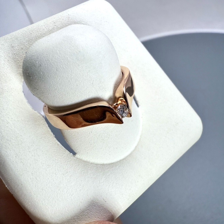 14K Rose Gold 3.0 mm V Band with .07 carat natural Diamond Size 6 3.2 grams