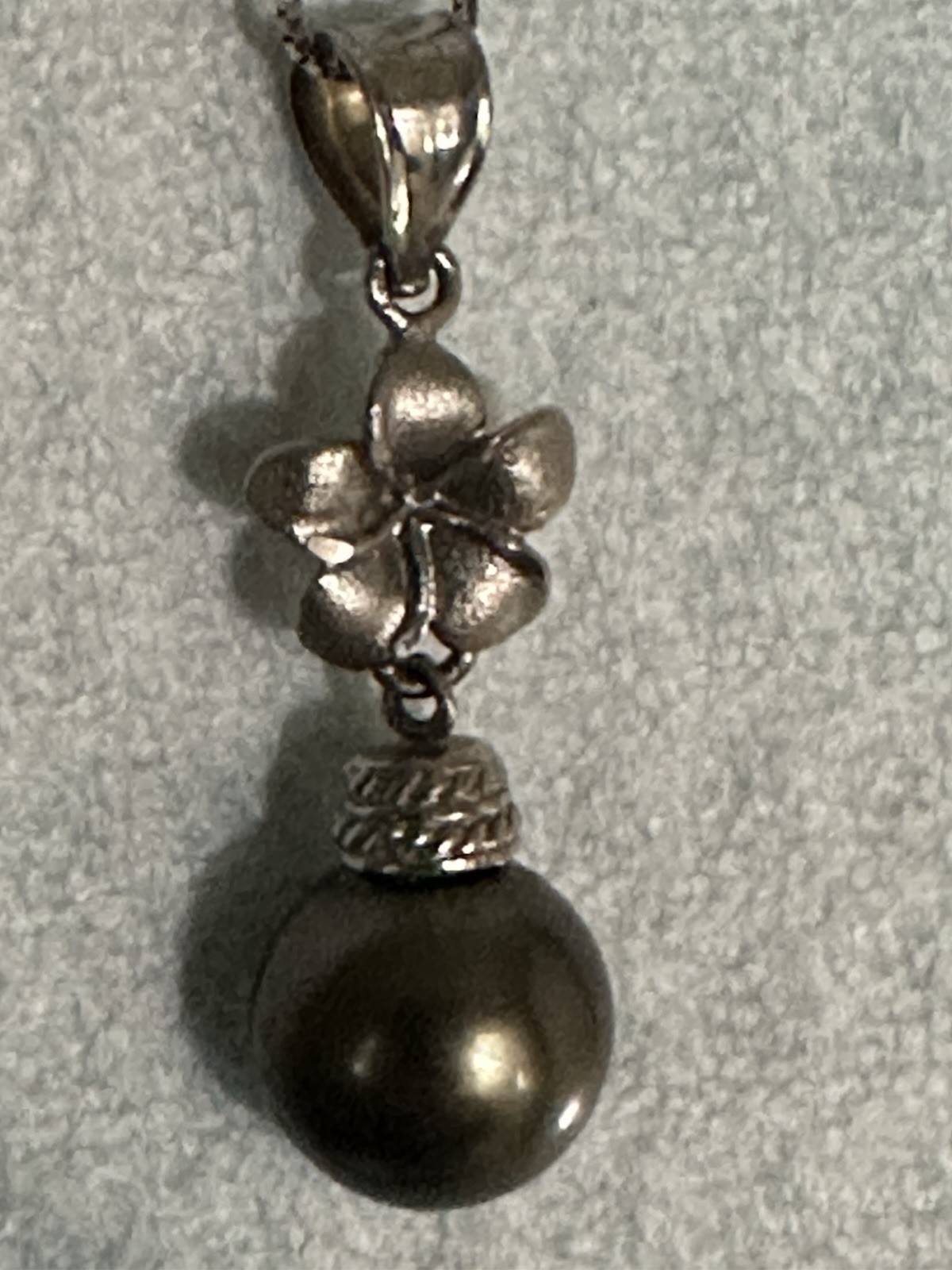 14K white gold plumeria 9mm Tahitian black pearl pendant 1.95g