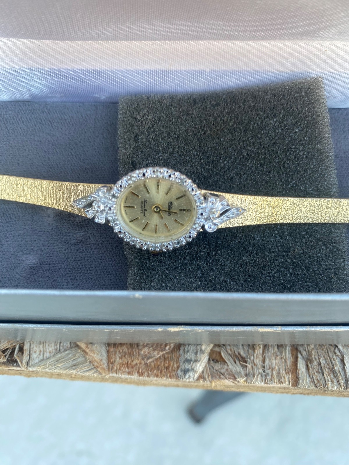 Dufonte by lucien piccard diamond bezel gold tone Womans Wristwatch adjustable
