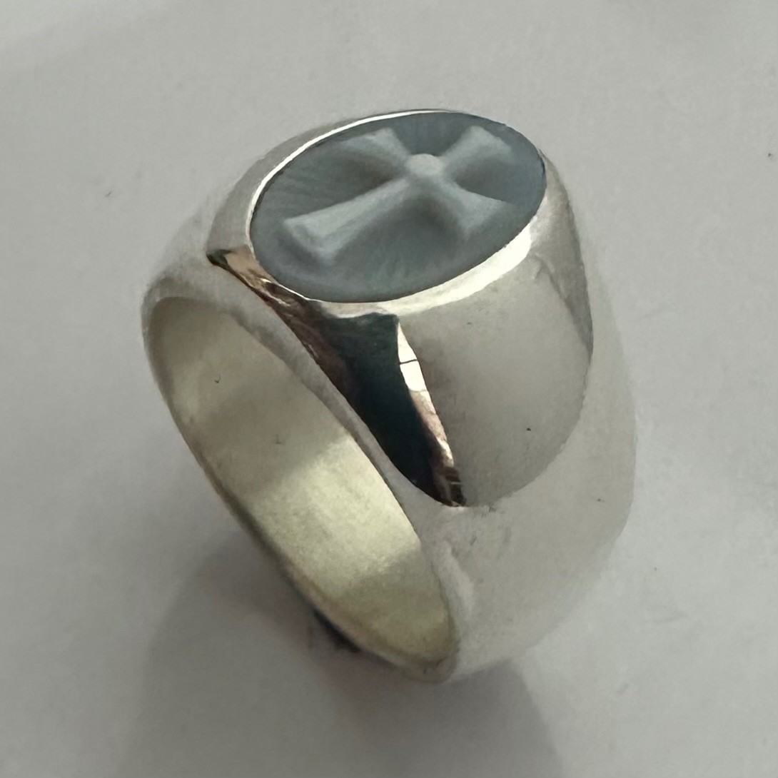 MJG STERLING SILVER RING. 14 x 10MM AGATE INTAGLIO CHRISTIAN CROSS. SZ 9 3/4