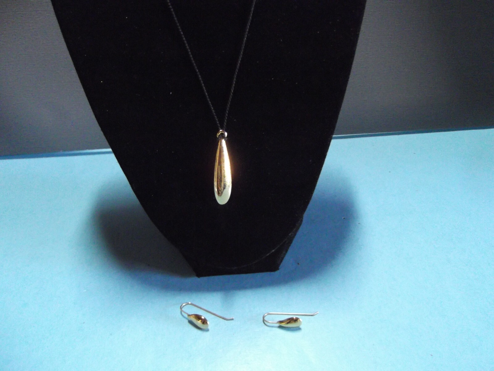 Fashion Jewelry 8.25″in Metal Gold Tone Long Teardrop Necklace/Long Wire Earring