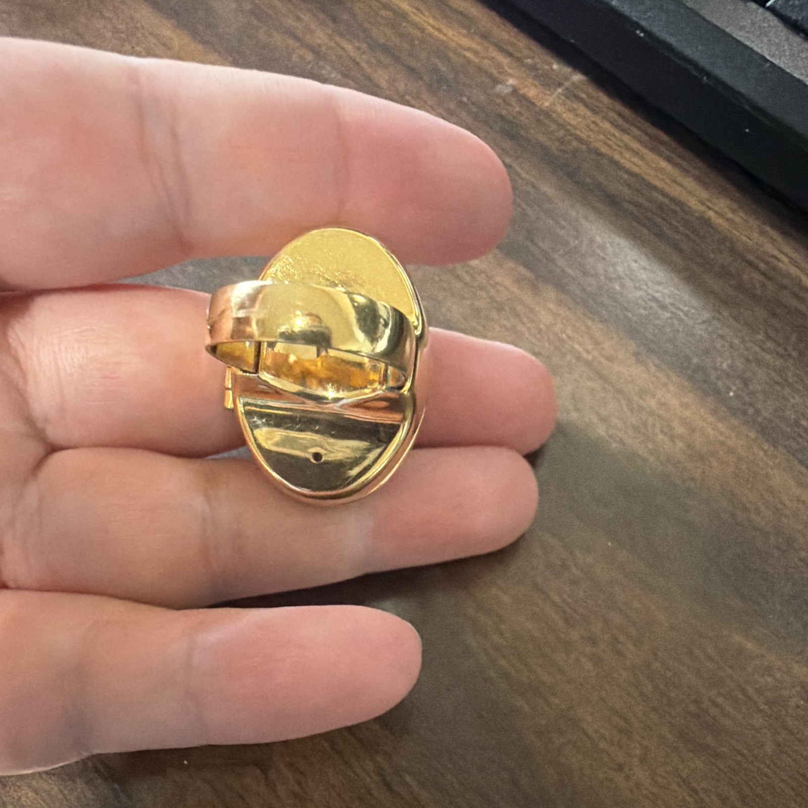 Avon Gold Tone Cameo Locket Ring Hinged Oval Solid Perfume Compact