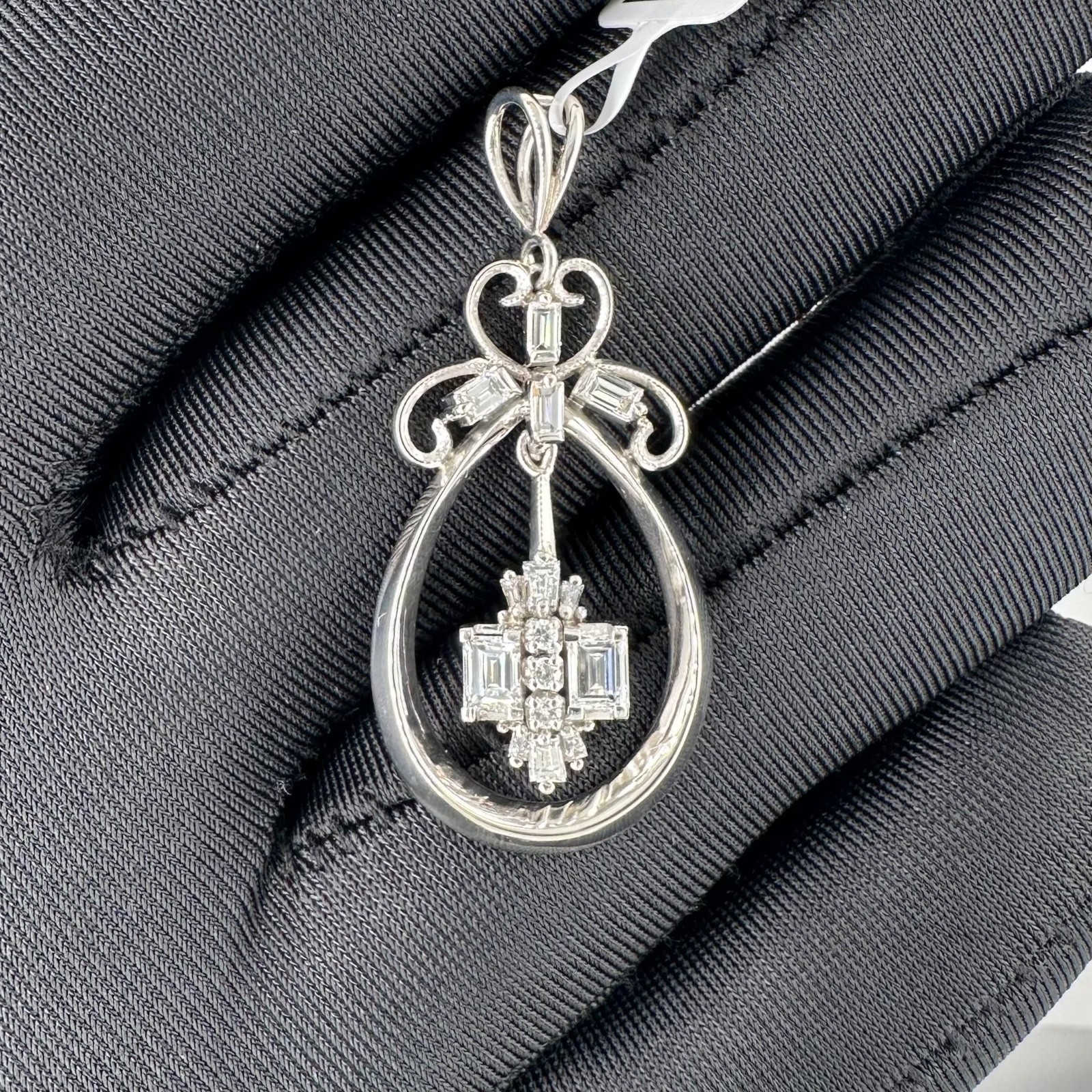 1.00 est tcw Natural Diamond & Platinum Pendant IGI Report # 20J2282026