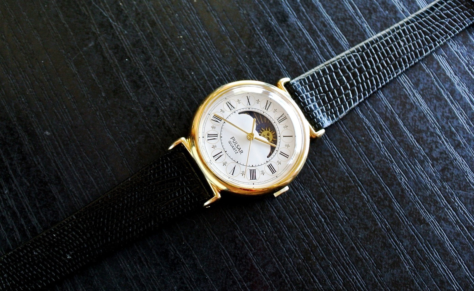 VINTAGE PULSAR SEIKO ELEGANT MOON PHASE QUARTZ WOMEN’S GOLDEN BLACK DRESS WATCH