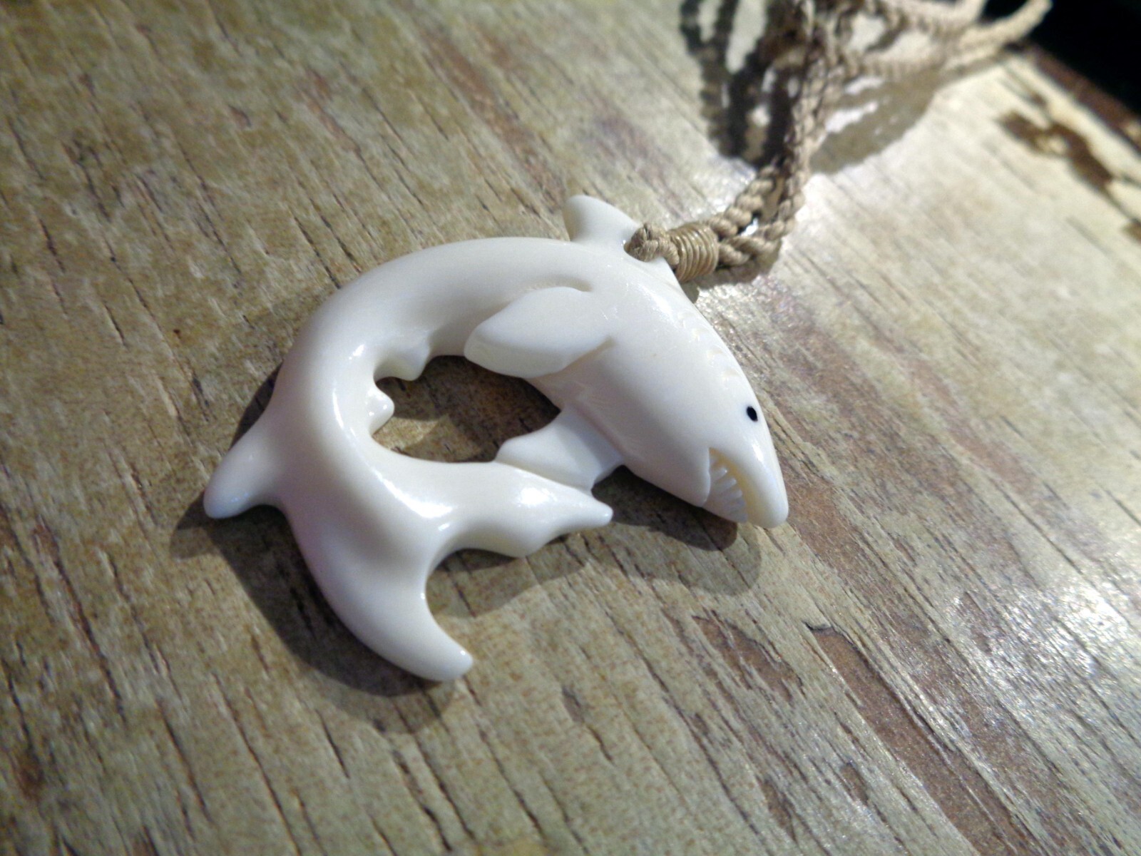 31MM CARVED WATER BUFFALO BONE HAWAIIAN MANO NIUHI SHARK PENDANT NECKLACE 28″