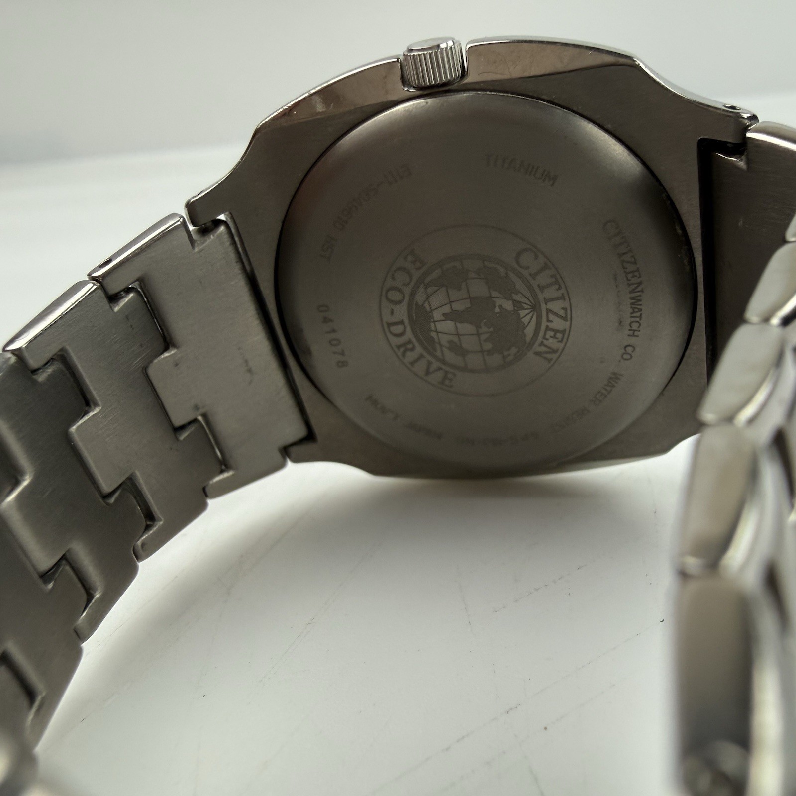 Vintage Citizen Eco Drive Titanium Mens Watch E111 S049610 Solar Powered