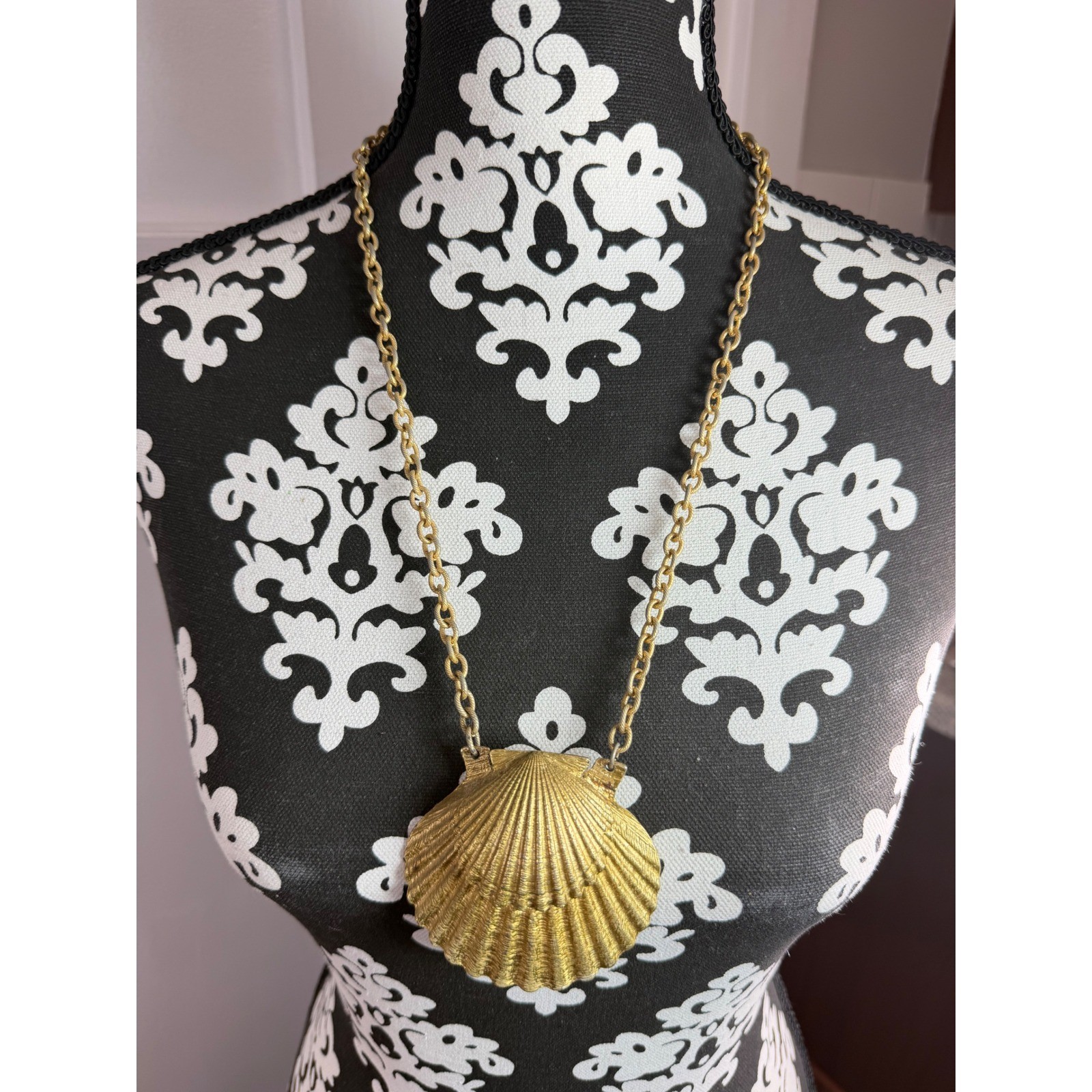 Estee Lauder Azuree Seashell Solid Perfume Pendant Necklace Gold Tone Vintage