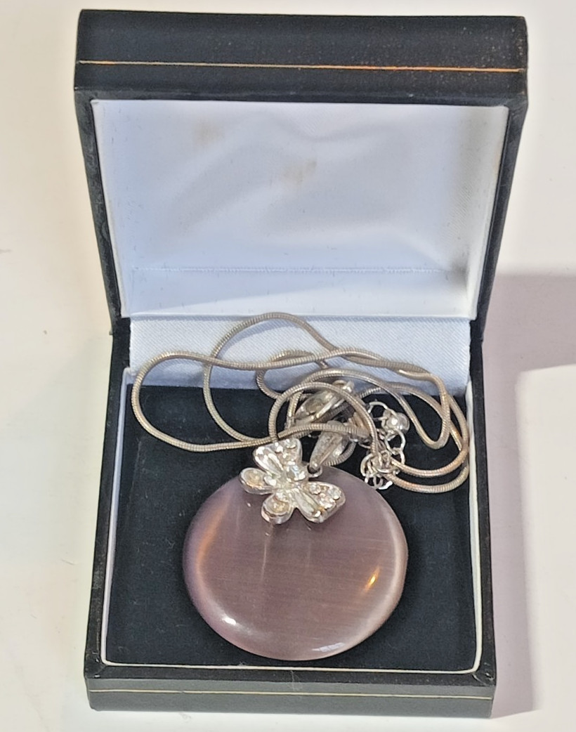 Costume Jewellery Pendant 3.5 cm diameter with silver coloured chain with box