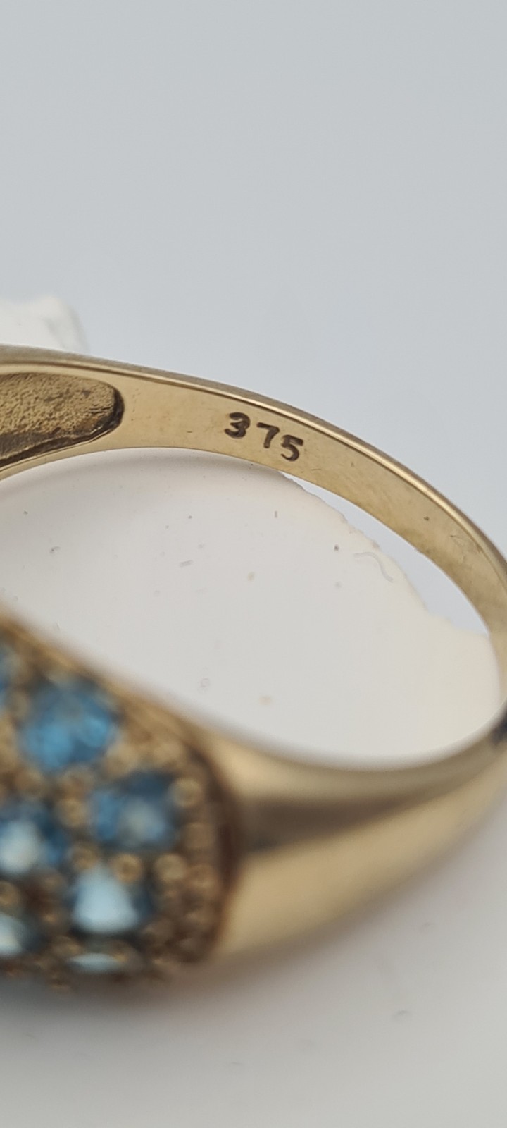 Elegant 375 Yellow Gold Blue Topaz Trim Ring