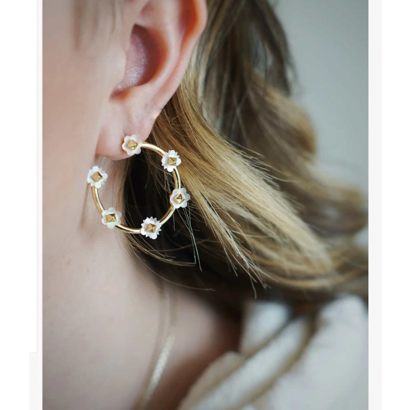NWT! Kendra Scott Deliah Gold Open Frame Hoops in Iridescent White Mix