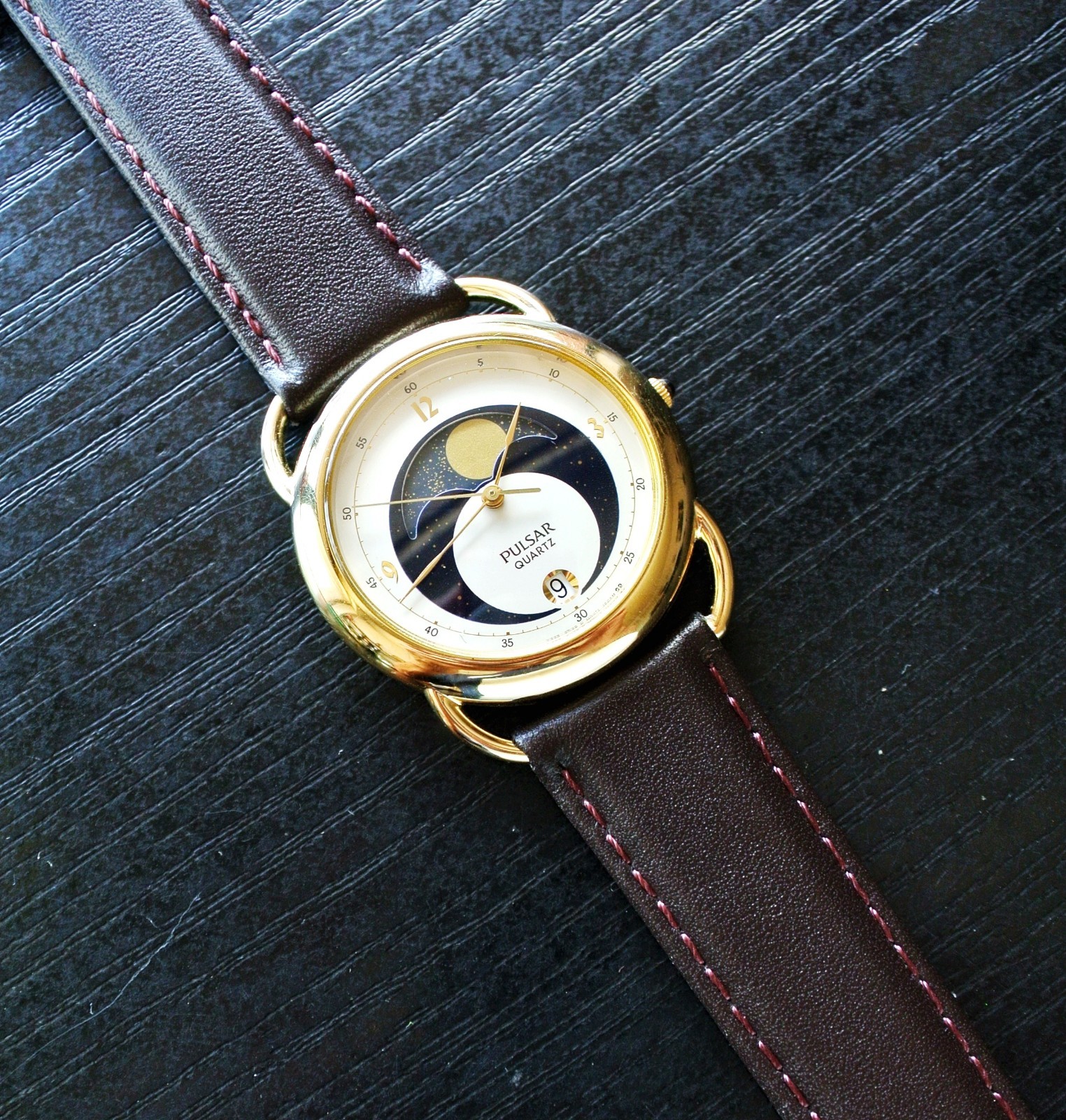 VINTAGE PULSAR SEIKO DATE ELEGANT MOON PHASE QUARTZ MEN’S GOLD BROWN DRESS WATCH