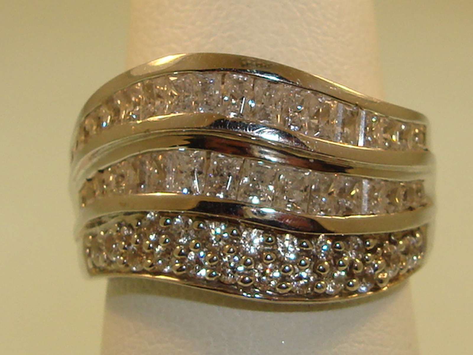 MEDA STERLING SILVER APPROX. 2+ CTW SPARKLING STONES RING! SZ 7