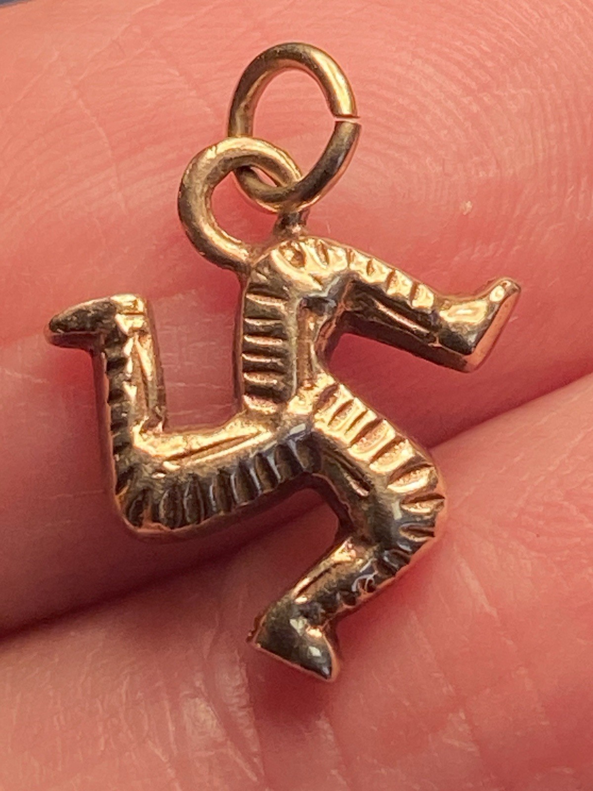 Vintage 1981 9ct Gold Isle of Man Manx Triskelion Charm LDP Birmingham 1.4g