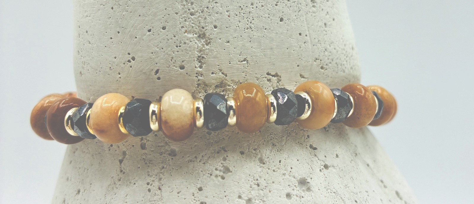 Stretch Bracelet Cream & Black Quartz Roundels & Gold Plated Discs Size 7.7”