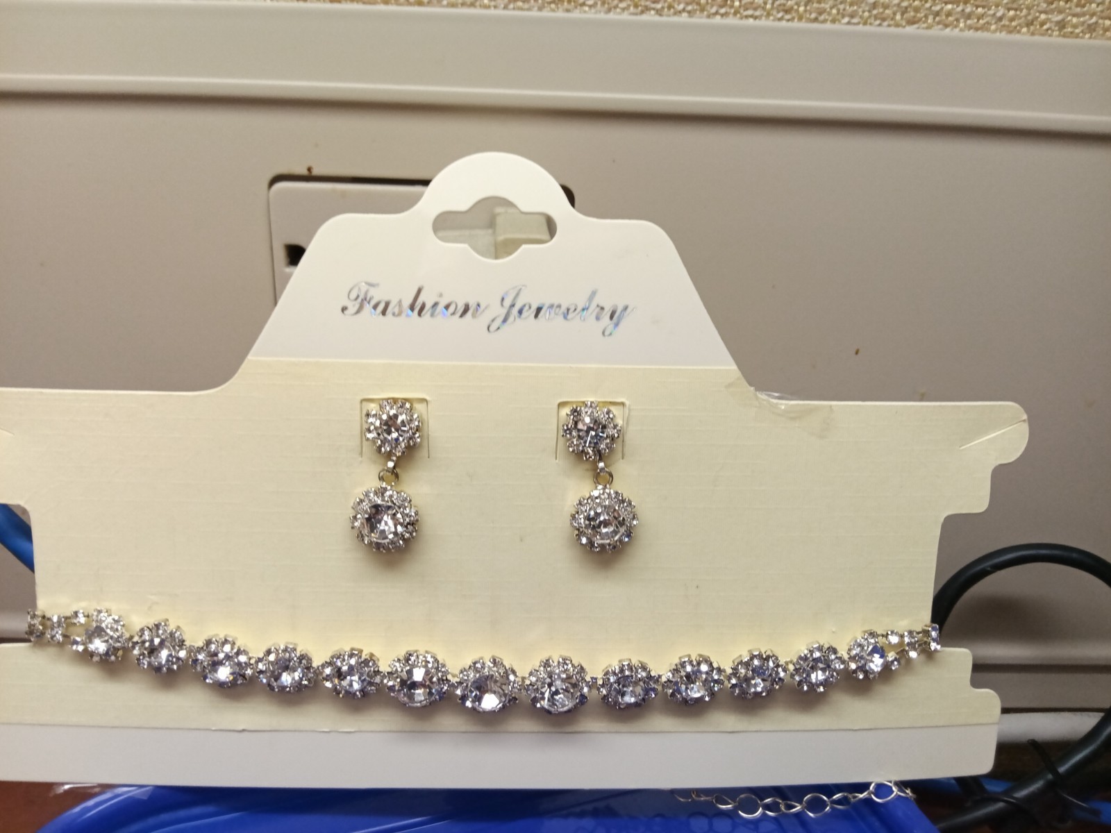 Beautiful Sparkly Rhinestone Necklace & Earring Set
