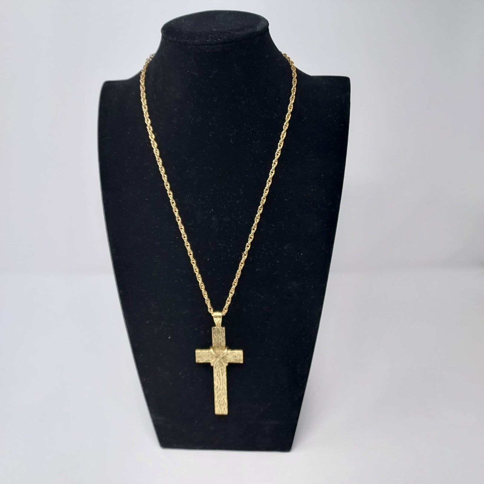 Cross Necklace Men Large Gold Tone Wood Grain Metal 3″ Cross 22″ Signed Chain