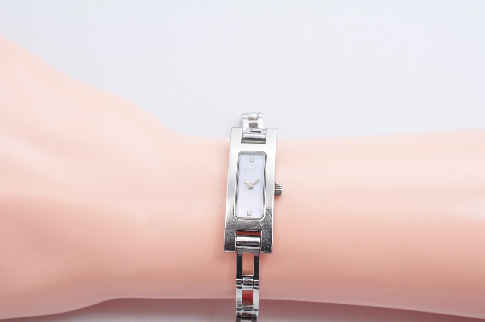 GUCCI 3900L Bangle Quartz Watch Analog Square Women Pink Shell Dial w-1326